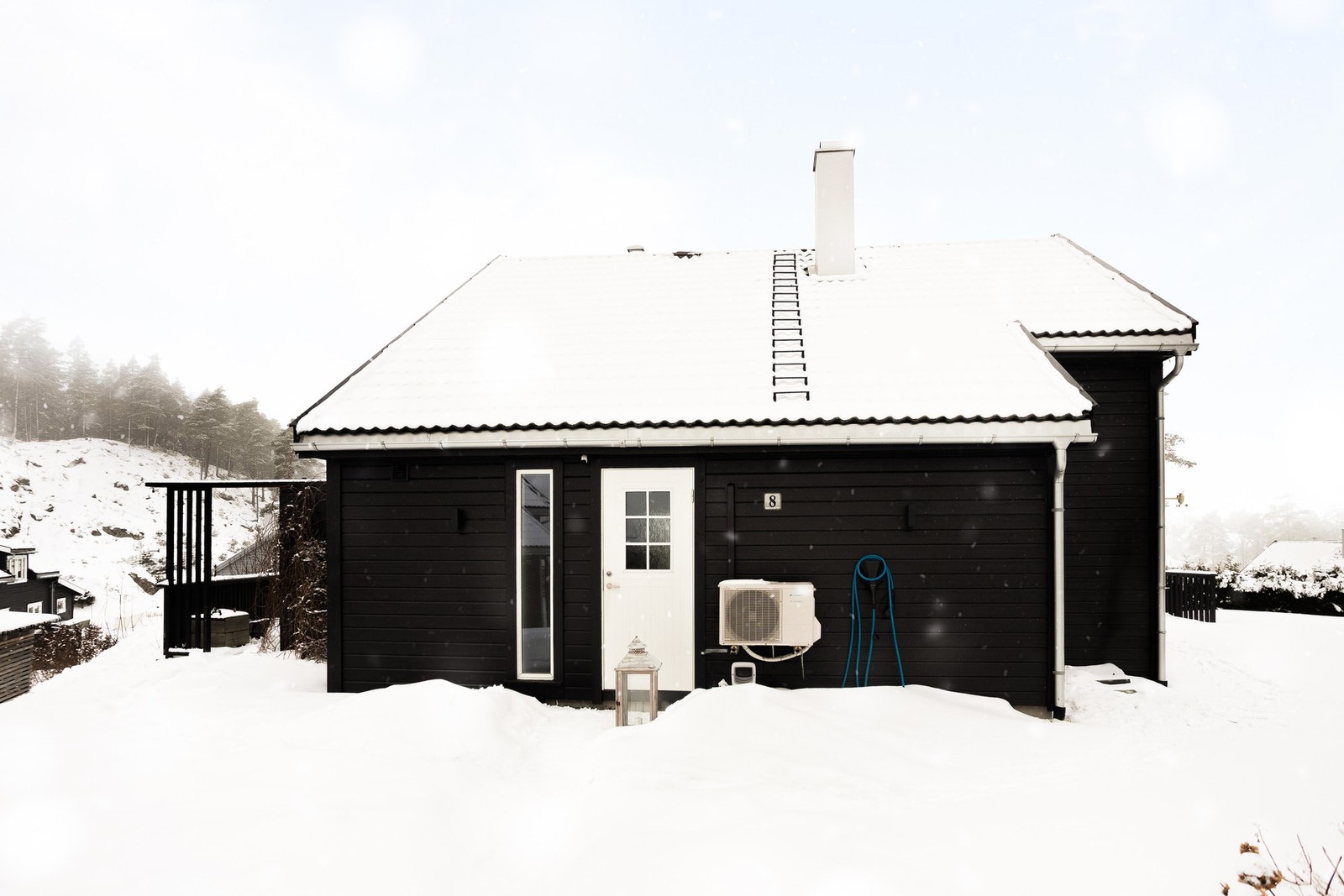 Felles parkeringsplass, i tillegg mulighet for å parkere to biler helt ved hyttedøren Galleribilde