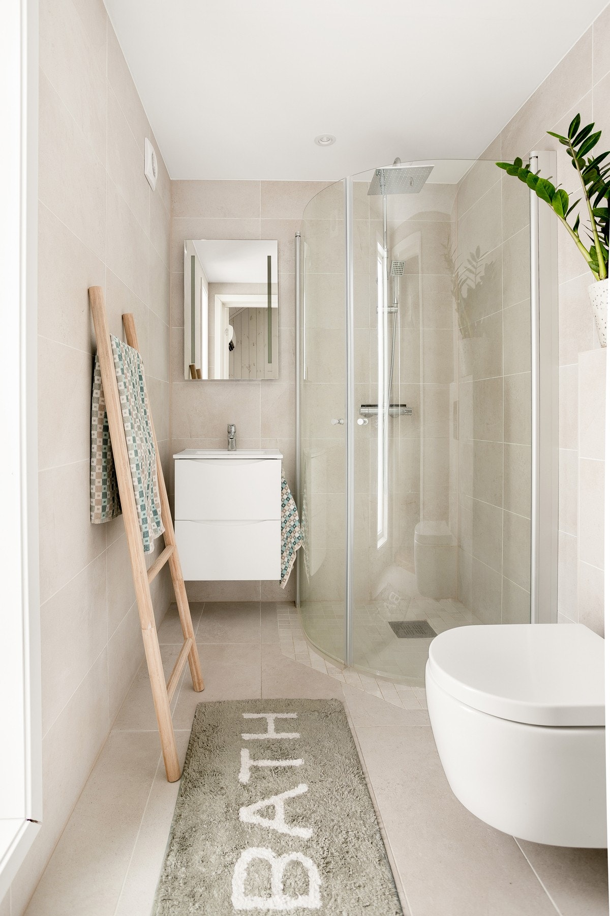 Badet fra 2024 har flislagte vegger og gulv med elektriske varmekabler. Galleribilde