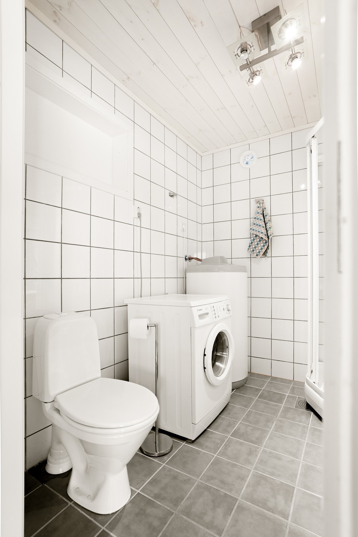 Utstyrt med toalett, servant og dusjkabinett. Galleribilde