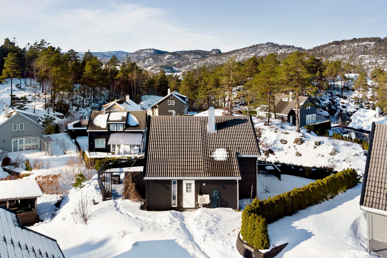 Hytta ligger på endetomt med romslige og opparbeidede uteområder, stor terrasse/platting, hage og hekk. Galleribilde