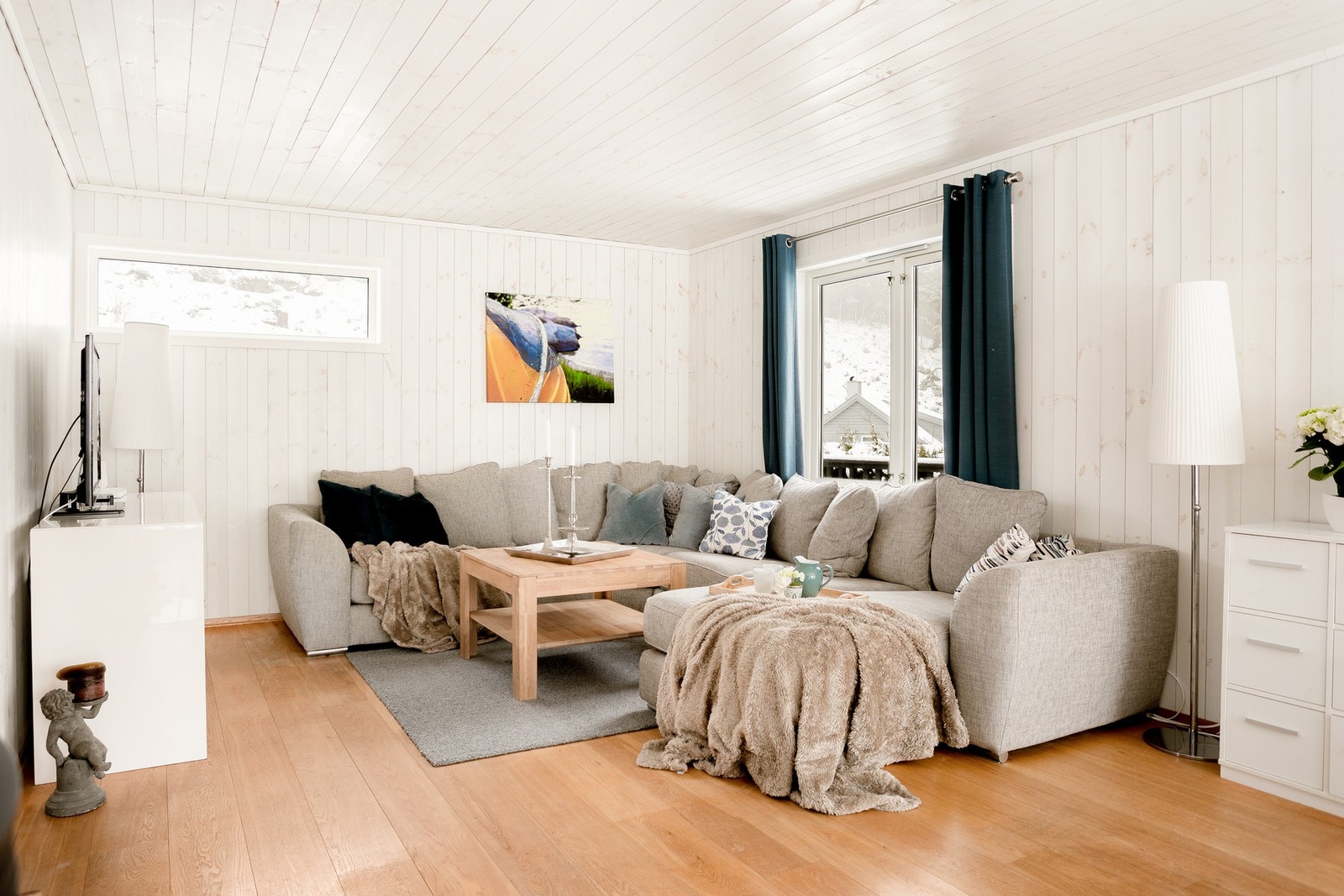 Det er plass til både en romslig sittegruppe og et spisebord, noe som gjør rommet funksjonelt for både avslapning og sosiale sammenkomster. Galleribilde