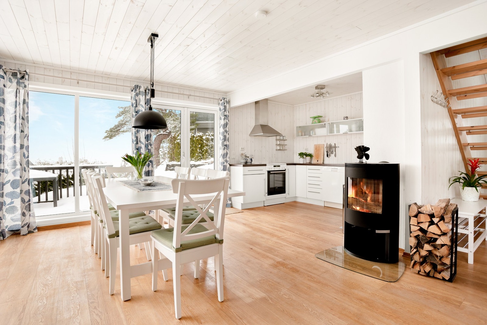 Hytta går over to etasjer og inneholder 4 soverom, 2 bad, loftstue, stue og kjøkken, samt praktisk utvendig bod. Galleribilde