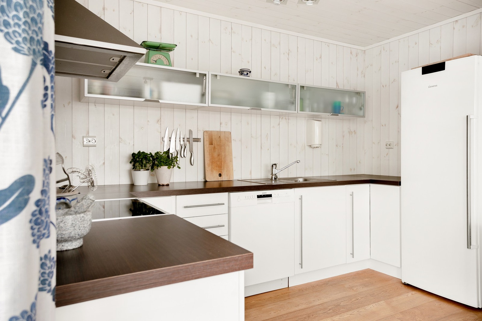 Layouten gir enkel tilgang til nødvendige funksjoner, og skap- og hylleløsninger gir muligheter for oppbevaring. Galleribilde