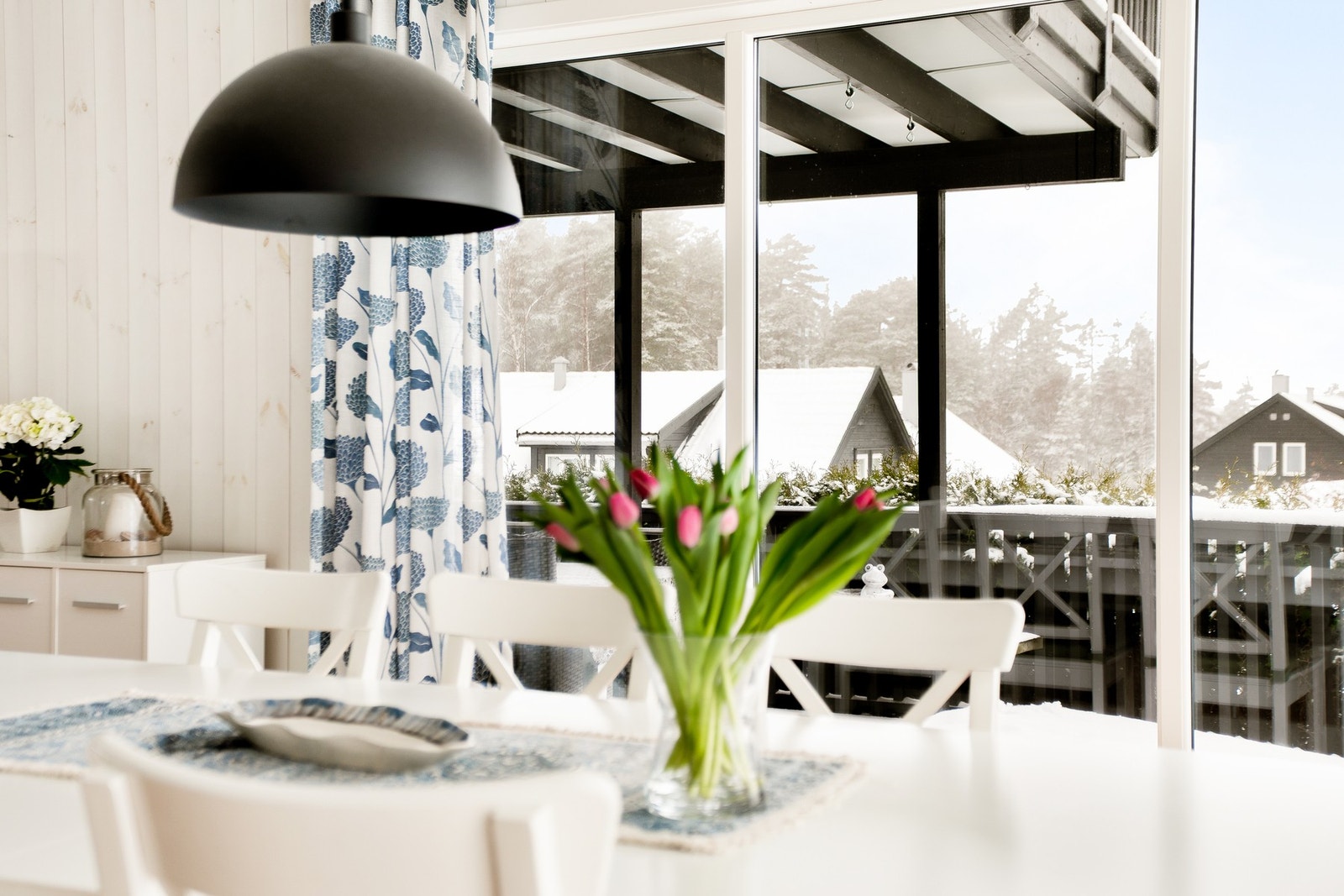 Store vindusflater slipper inn mye naturlig lys, noe som bidrar til en behagelig atmosfære og praktisk belysning på dagtid. Galleribilde