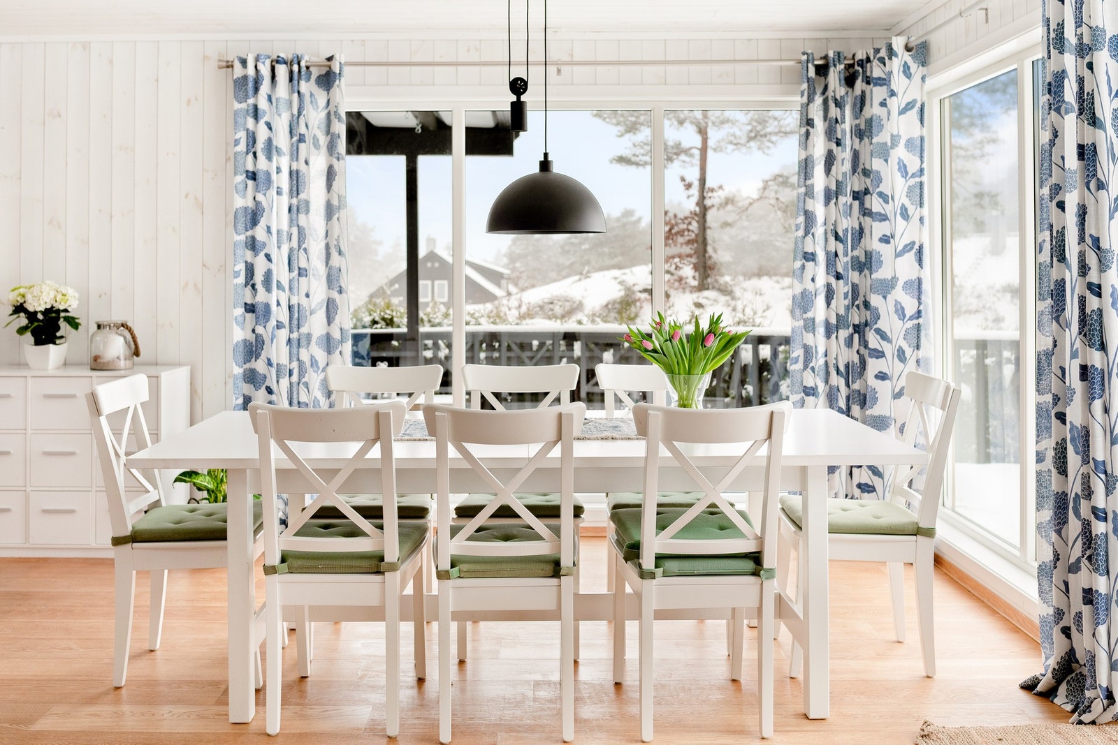 Stuen er et fleksibelt rom som enkelt kan tilpasses ulike behov og stiler. Galleribilde