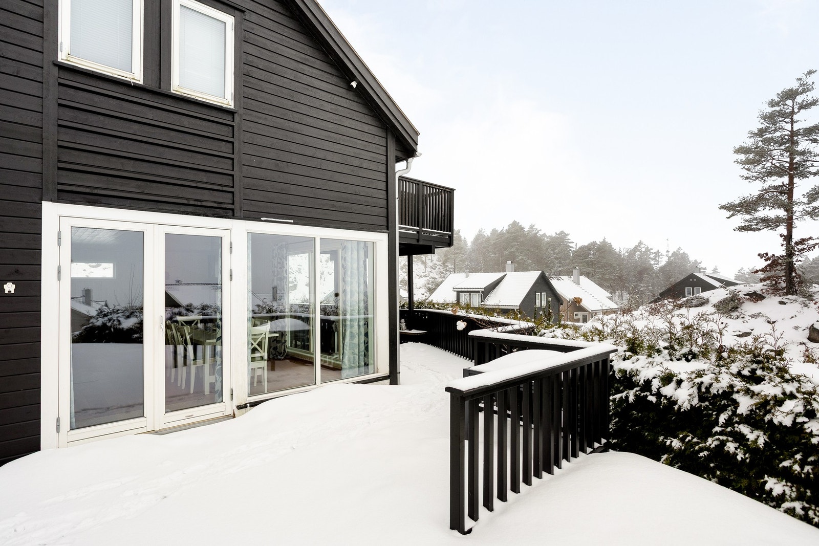 Balkongen og terrassene er bygget i impregnert trevirke. Galleribilde