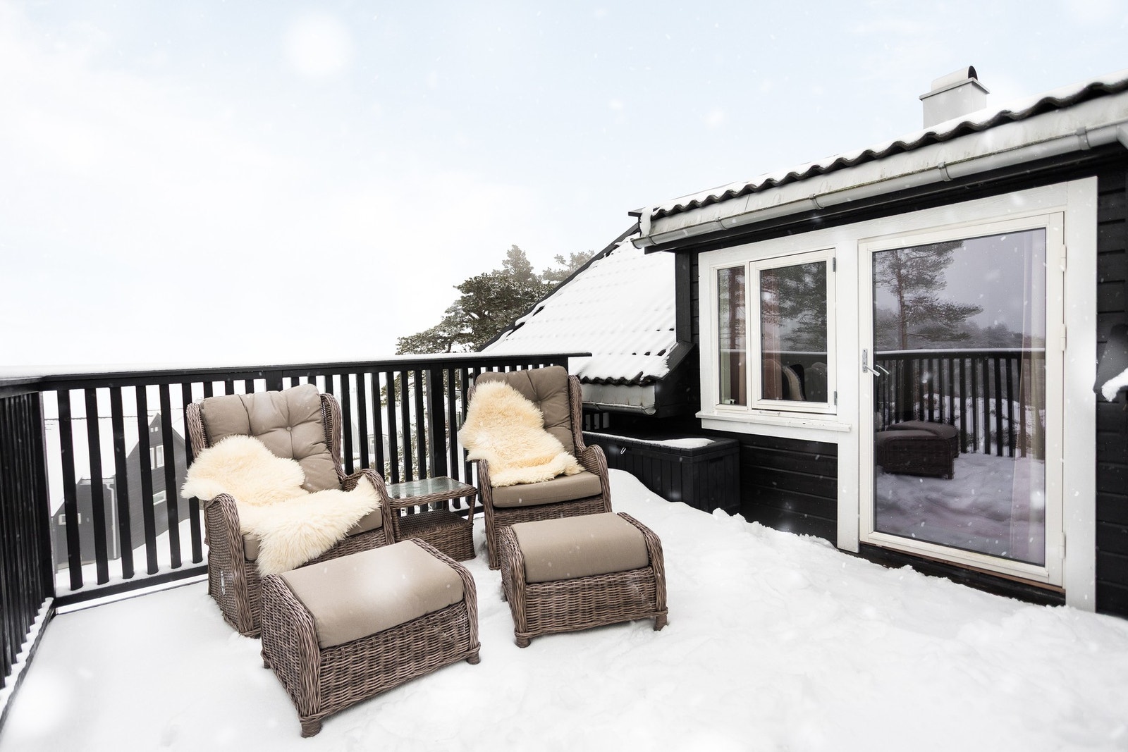 Ut fra gangen kommer du til en stor terrasse med plass til ønsket møblement! Galleribilde