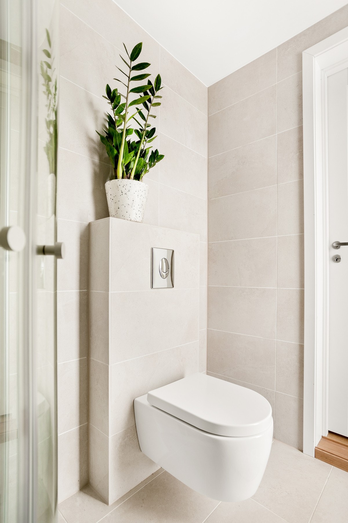 Rommet er utstyrt med dusjhjørne, veggmontert toalett, nedfelt servant og god oppbevaring i innredningen. Galleribilde