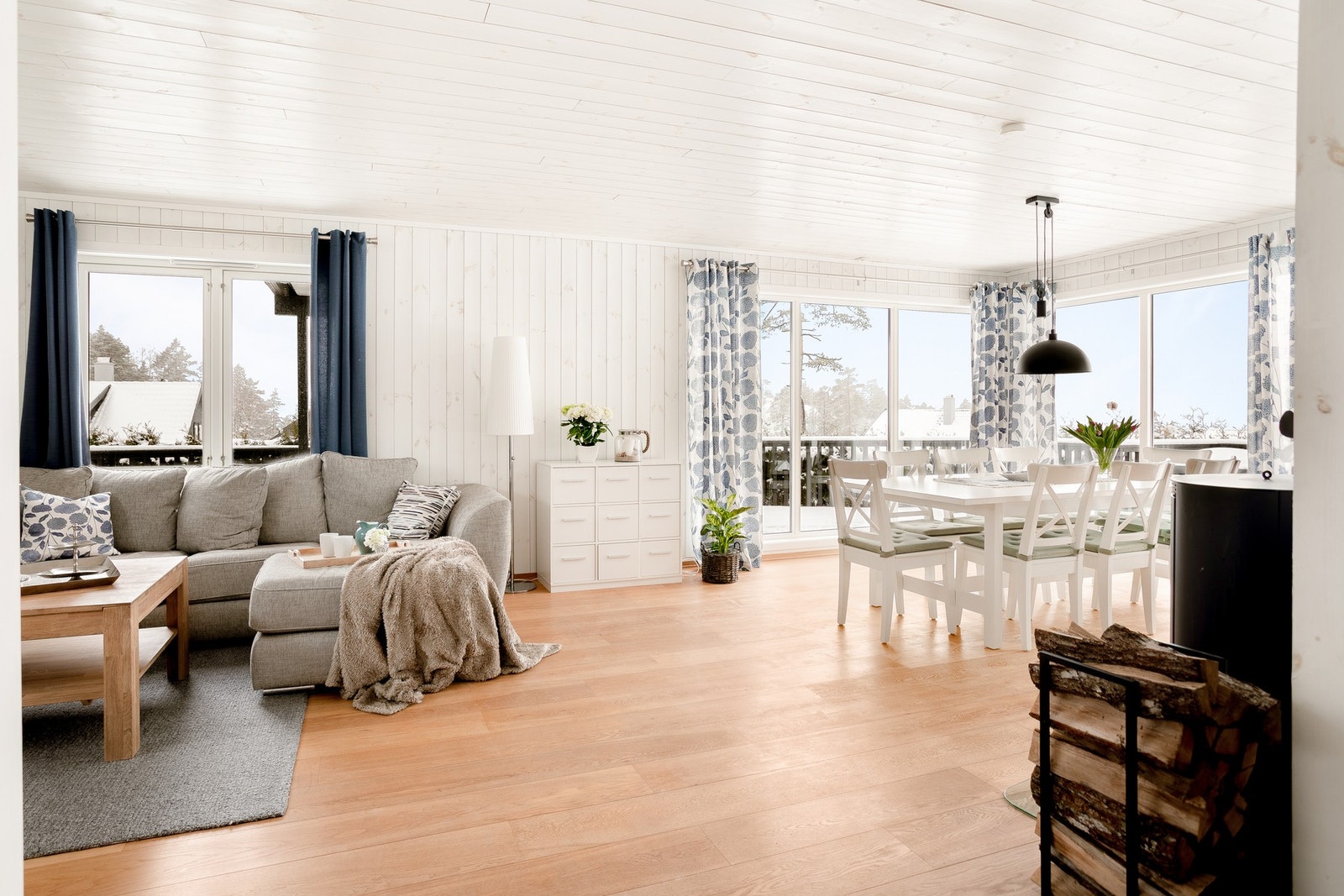 Stua har en åpen og luftig planløsning som gir gode muligheter for ulike innredningsløsninger. Galleribilde