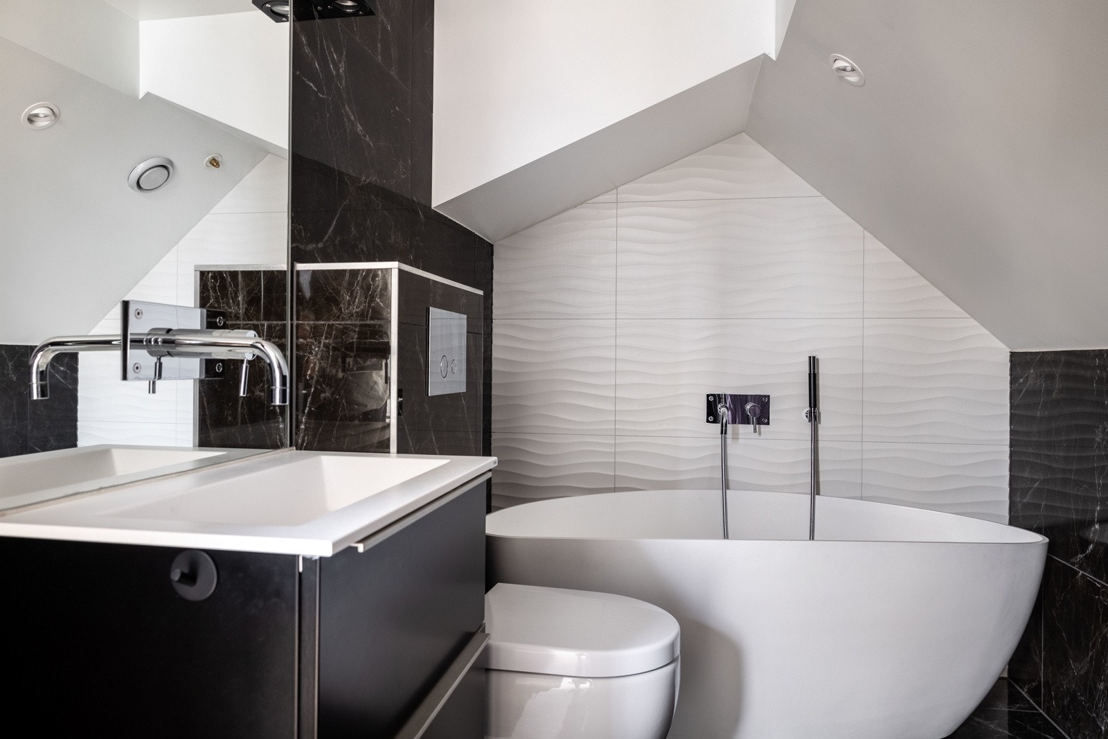 Baderom 2 (6 etasje) - Bad er innredet med servantskap med glatte fronter og børstede stålgrep. Heldekkende servant med 1-greps blandebatteri, innfelt veggspeil, med sidebelysning. Vegghengt toalett med innebygget sisterne og frittstående badekar. Galleribilde