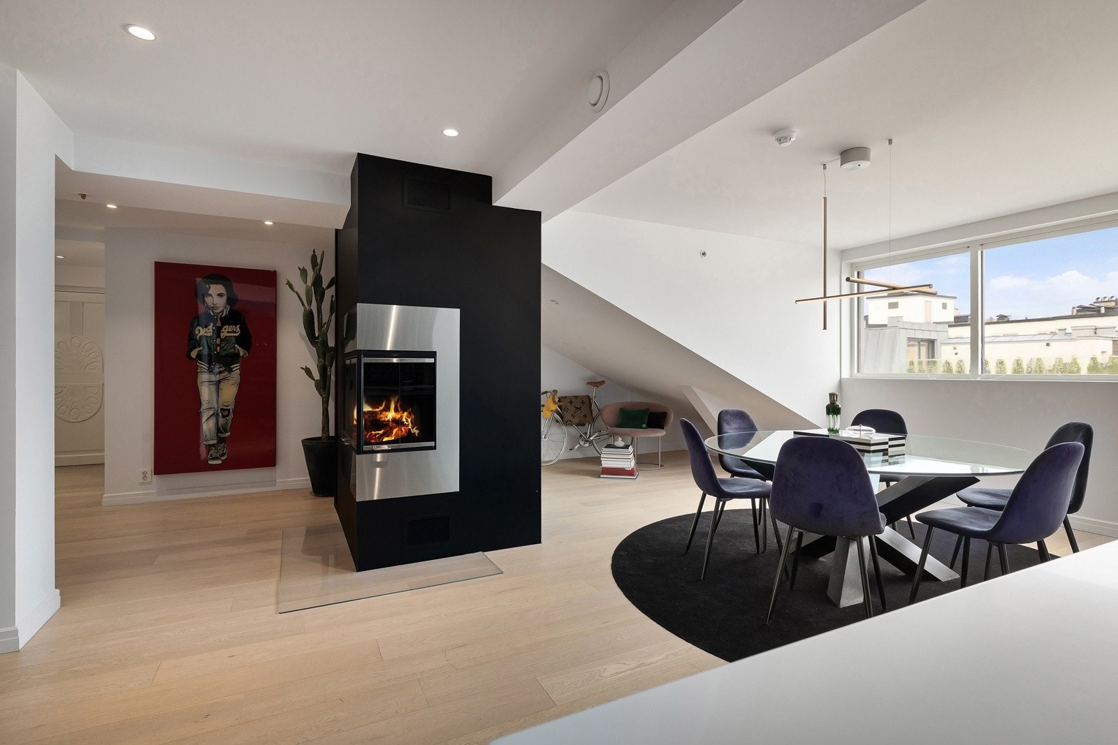 Peis med glass fra to sider, skaper en hyggelig stemning i rommet. Galleribilde