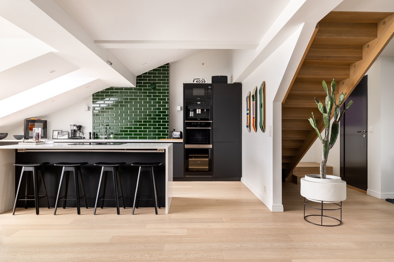 Lekkert kjøkken fra "Schmidt". Kjøkkenet ligger åpen løsning mot et stort oppholdsrom med peis, og god plass til romslig spisebord. Galleribilde