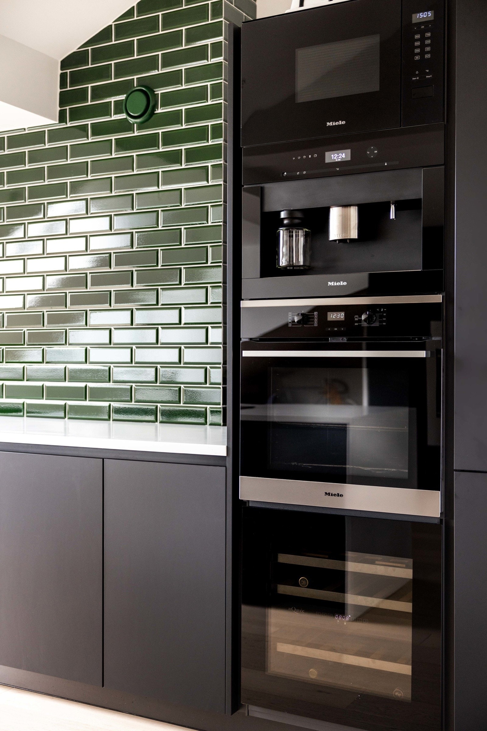 Kjøkkenet er komplett innredet med integrerte hvitevarer fra Miele. Galleribilde