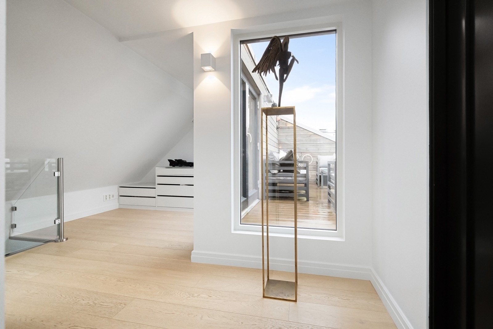 Utgang til romslig takterrasse fra toppetasjen. Galleribilde