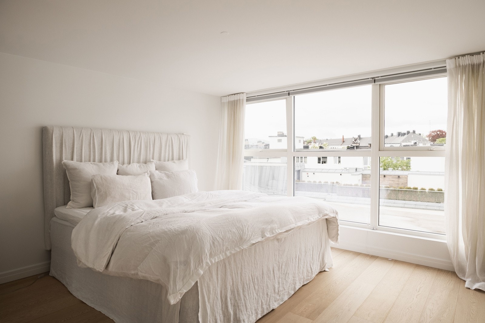 Soverom 2 ( Plan 2) - Stort og lyst soverom med store vindusflater fra gulv til tak og vakkert utsiktsbildet. Galleribilde