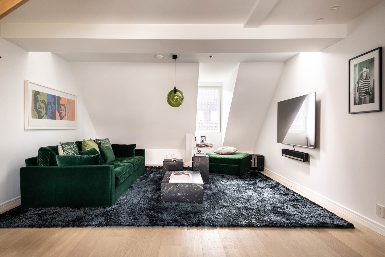 Stuen er gjennomgående, og har gode soner for både romslig salong og spiseavdeling. Galleribilde