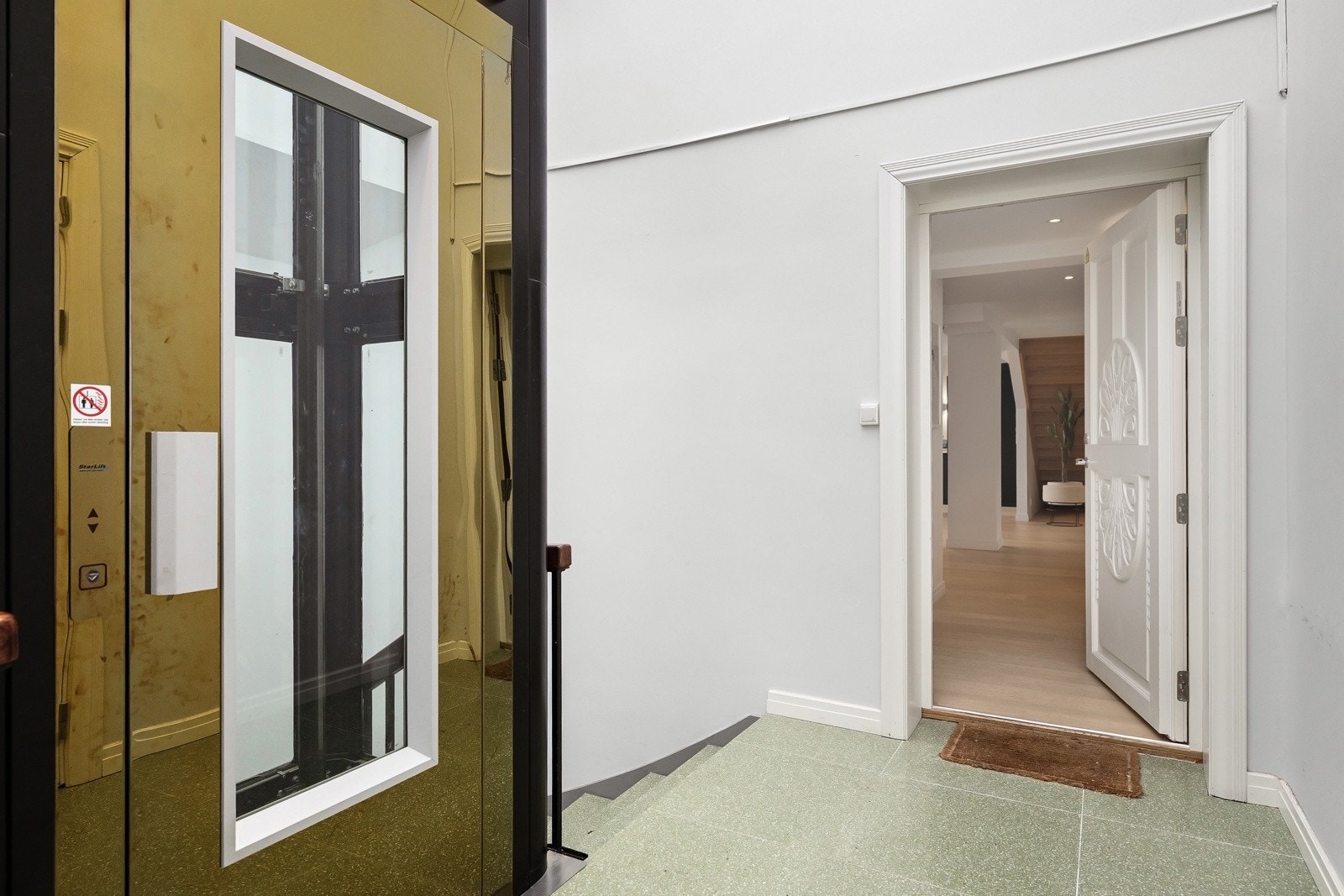 Heisadkomst fra hovedinngang til leilighetsplan. Galleribilde