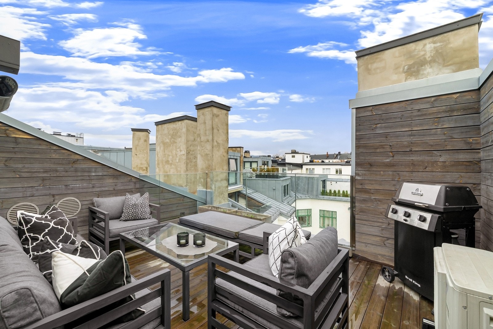 Takterrassen er på ca 14 kvm, og har flotte solforhold. Galleribilde