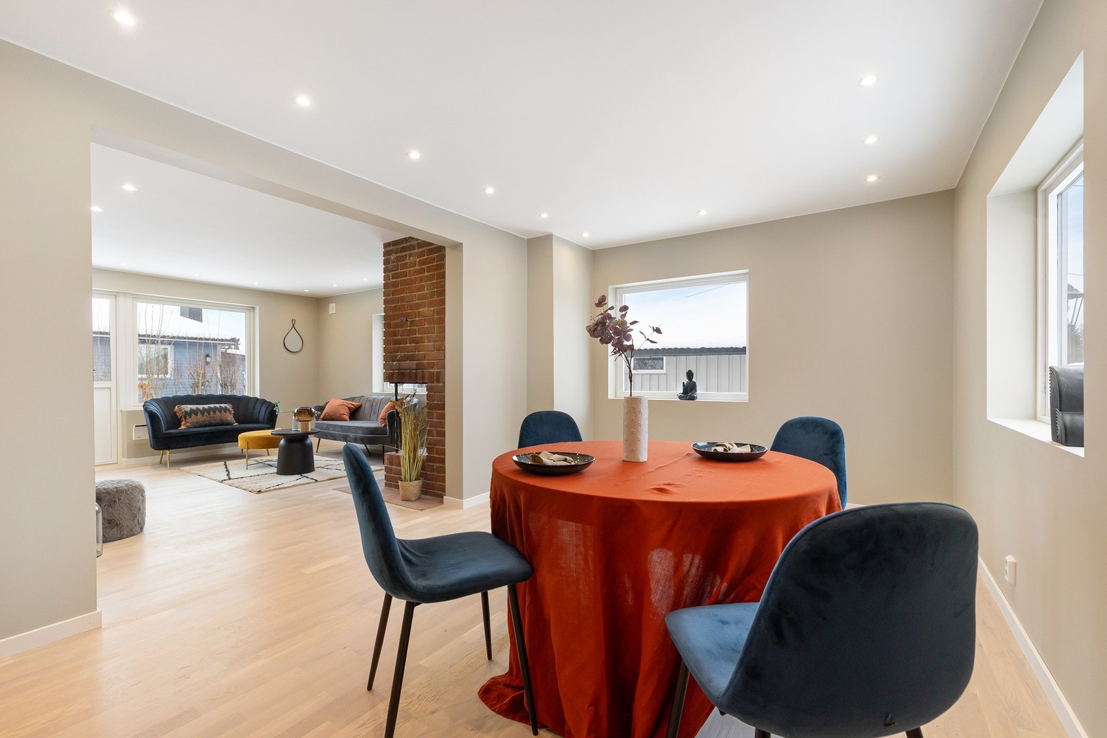 Her er det veldig god plass til en større spisegruppe! Galleribilde