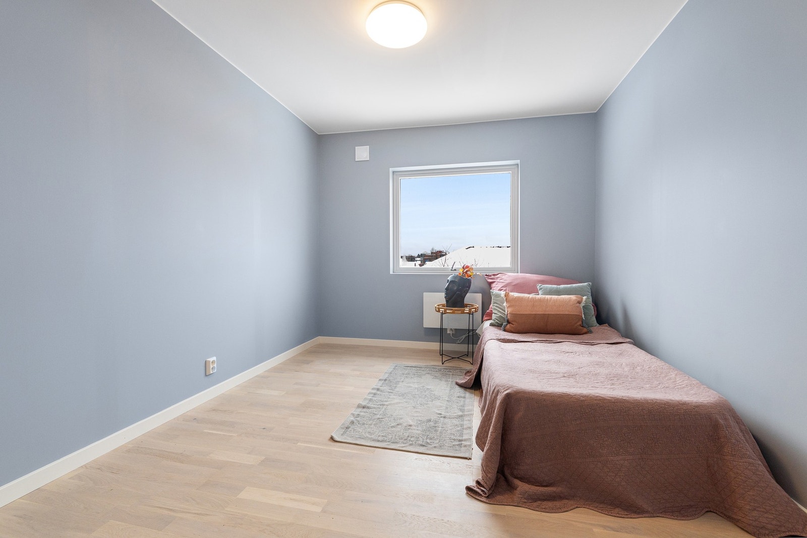 Dette soverommet er ca. 9,6 kvm - perfekt som hjemmekontor eller barnerom. Galleribilde