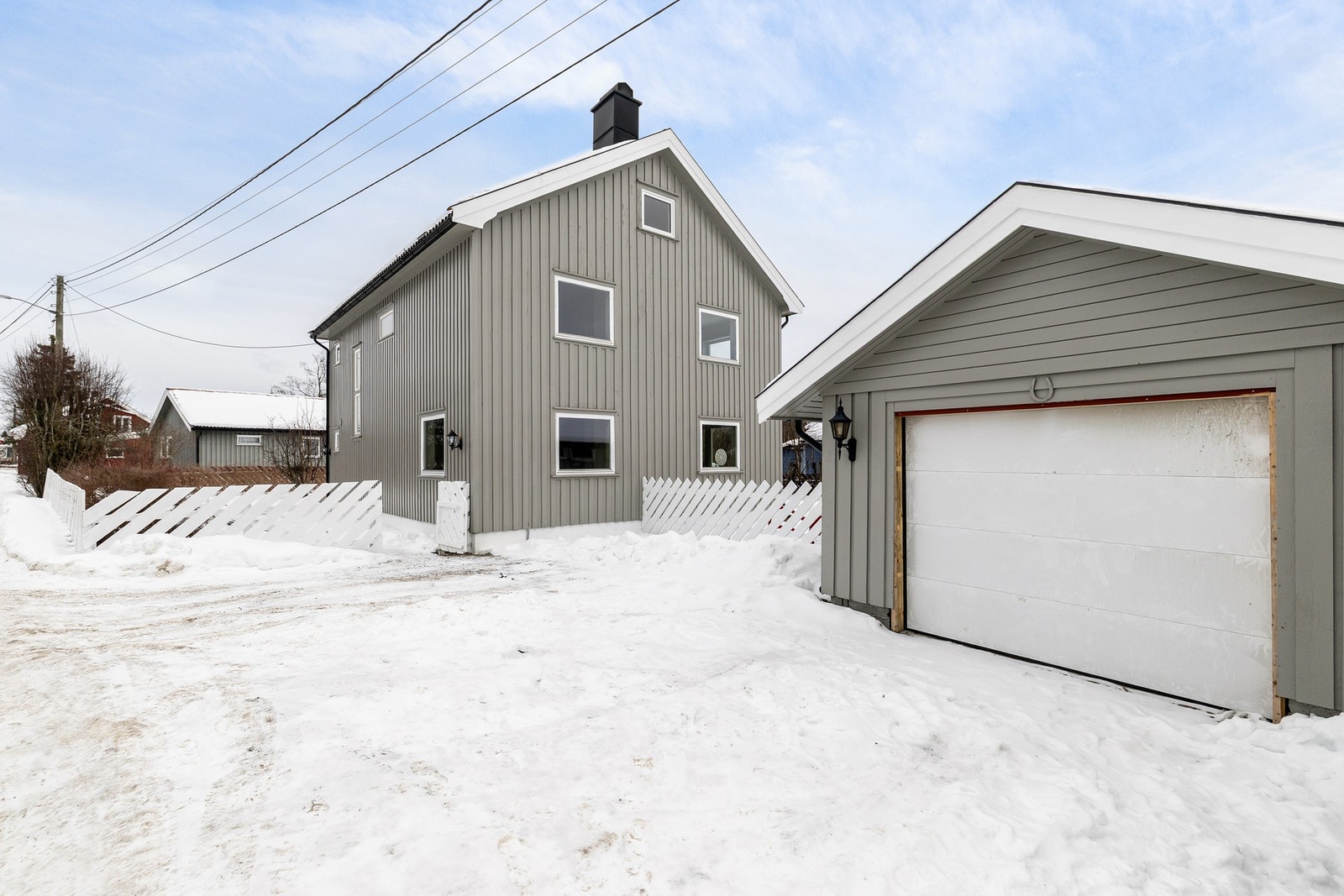 Parkering på biloppstillingsplasser foran huset samt i garasje. Galleribilde