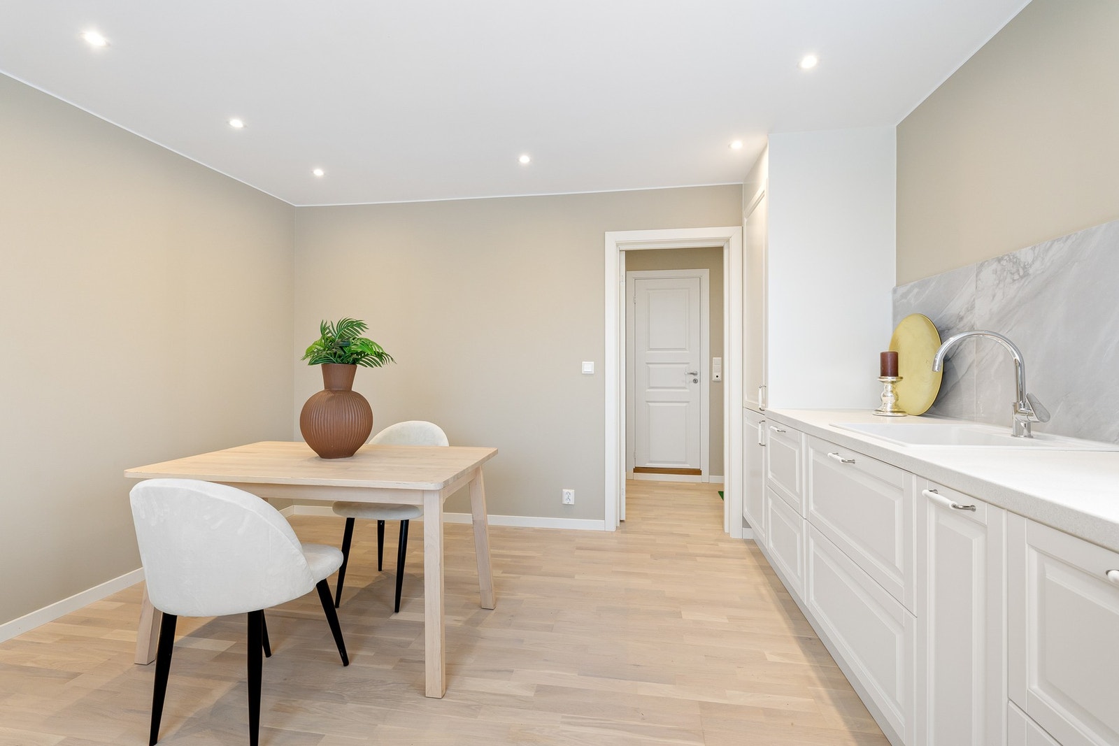 I tillegg til spisestuen er det plass til en hyggelig sittegruppe på kjøkkenet. Galleribilde