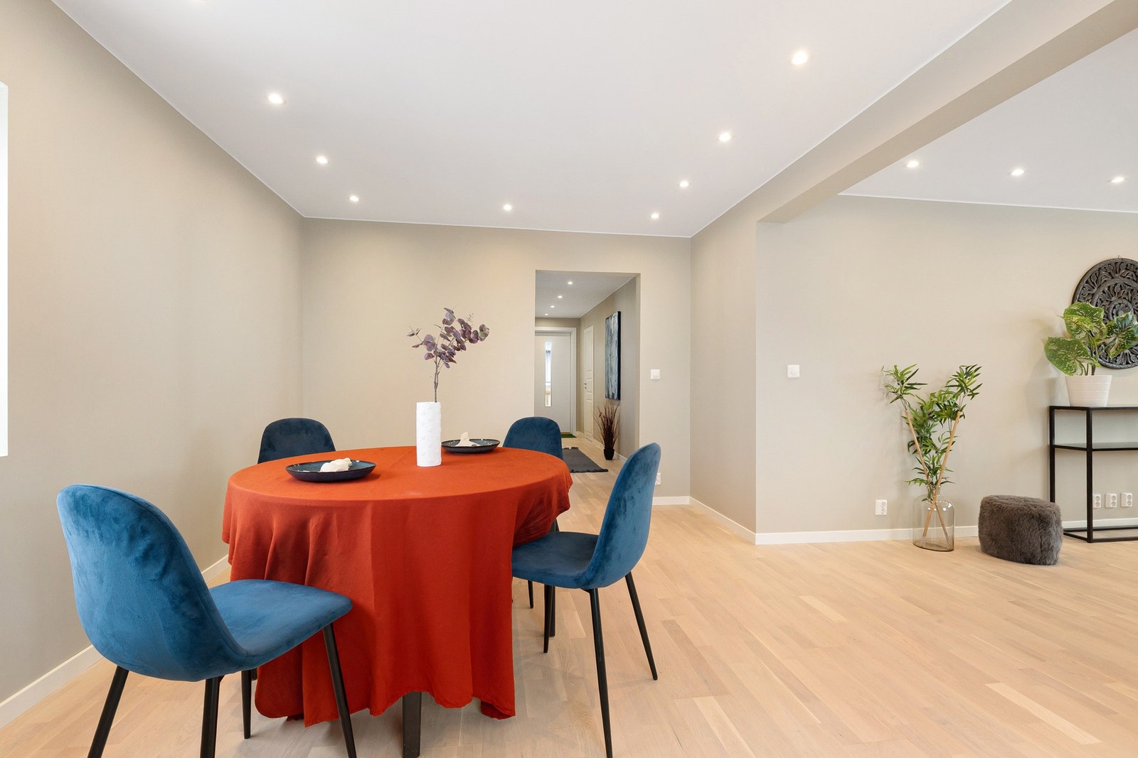 Fra spisestuen er det kort vei til kjøkkenet. Galleribilde