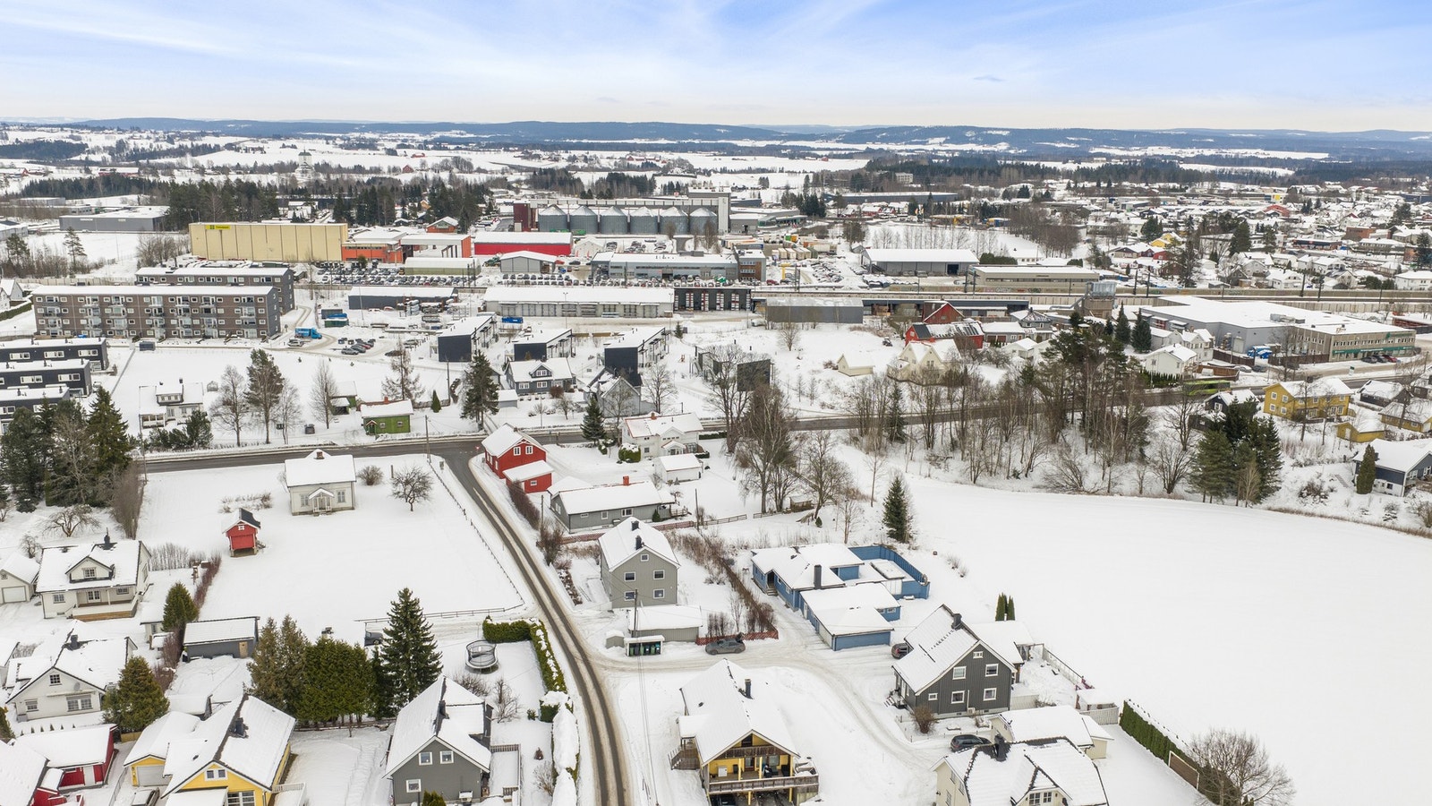 Boligen ligger kort avstand fra kjøpesenter, matbutikk, skoler osv. Galleribilde