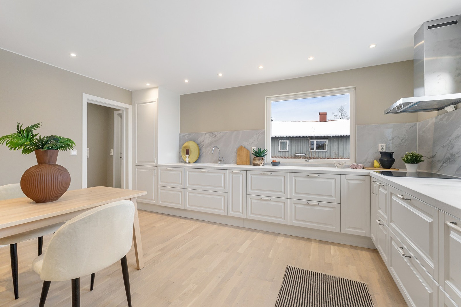 Stort kjøkken med god lagring- og benkeplass. Galleribilde