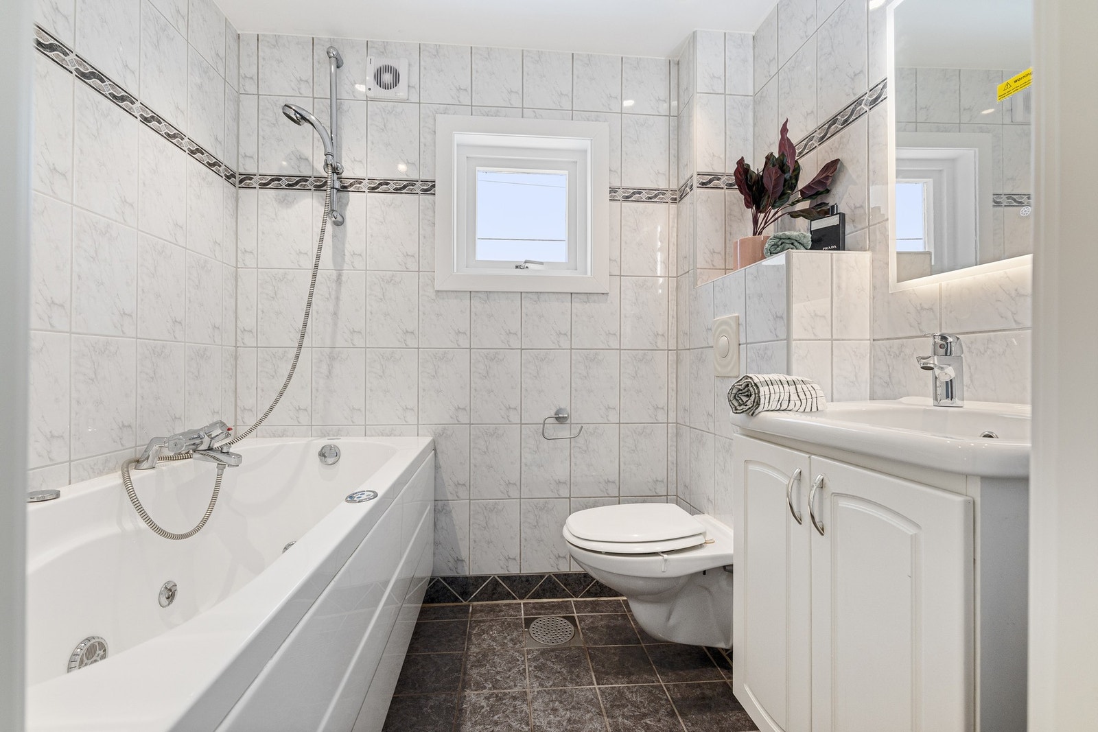 Boligens andre bad befinner seg i andre etasje - nye spotter og speil fra 2025/26. Galleribilde