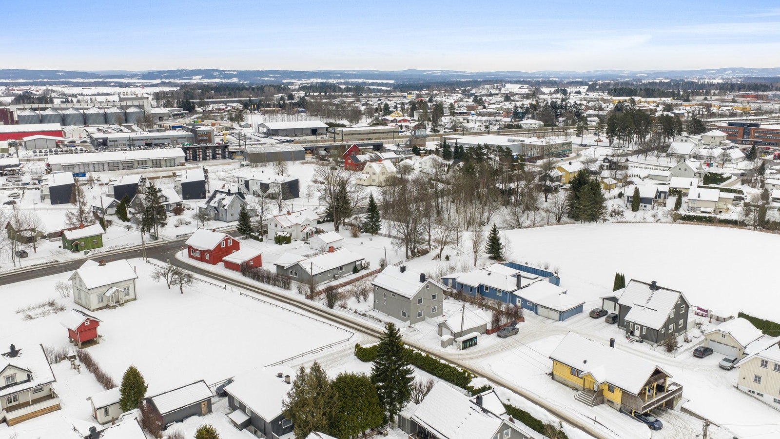 Boligen har en sentral og tilbaketrukket beliggenhet på Kløfta. Galleribilde