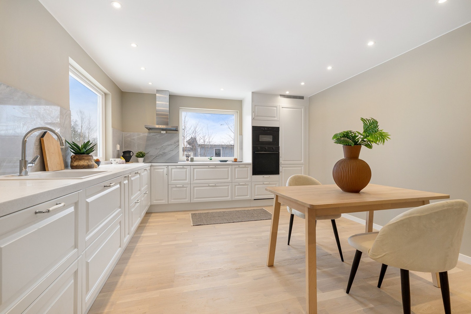 Kjøkkenet er praktisk plassert i et eget rom, og er av svært god størrelse. Galleribilde