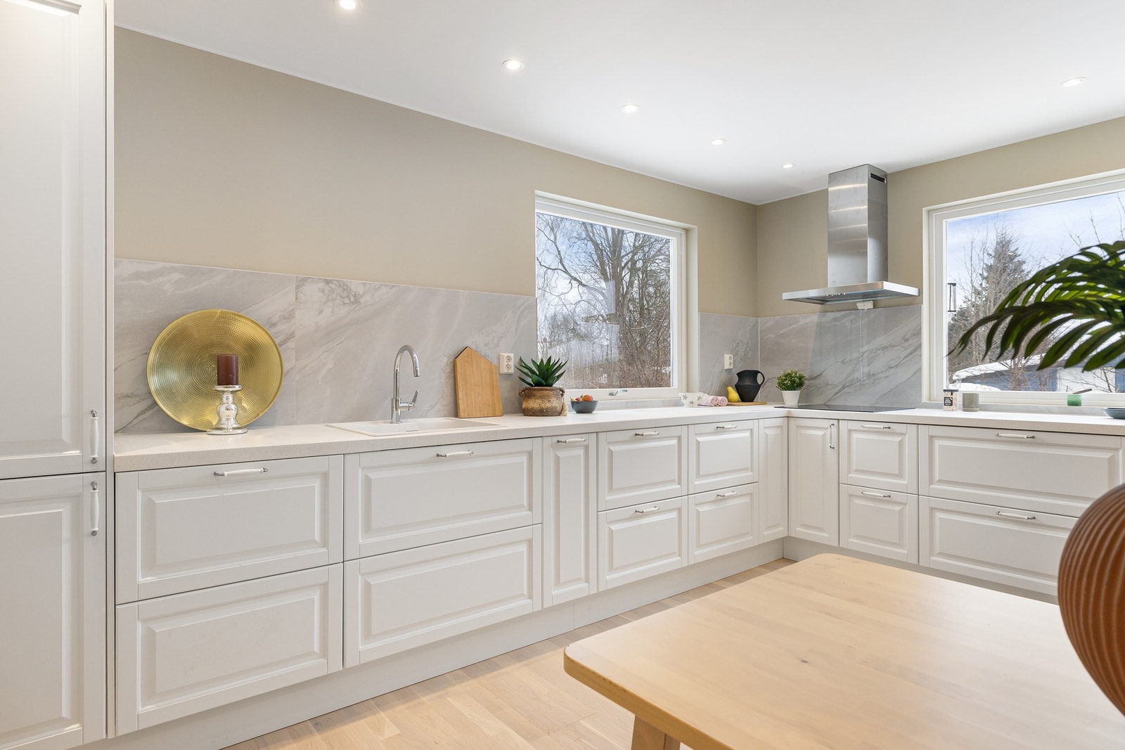 Kjøkken, spotter, og gulv er nylig pusset opp. Galleribilde