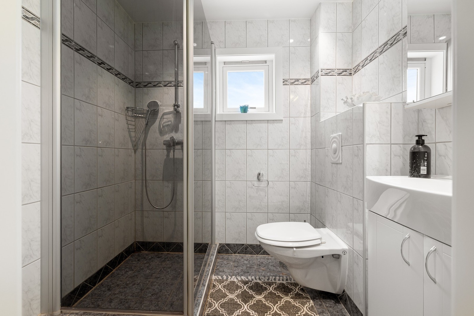 Det finnes to baderom i boligen, et i første og et i andre etasje. Dette badet er i første etasje. Galleribilde