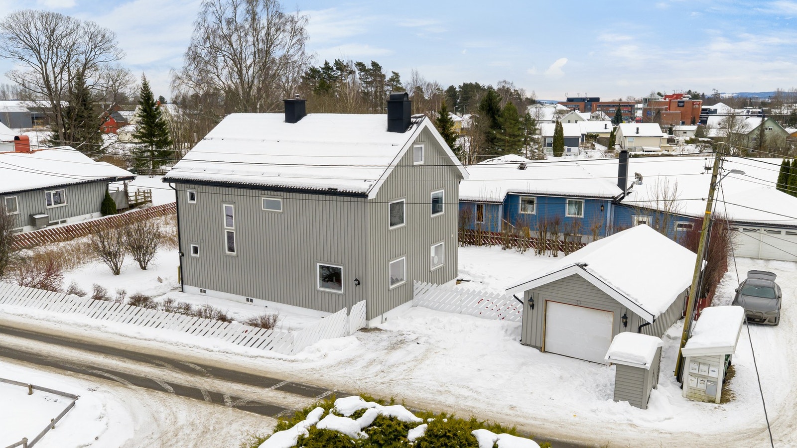 Boligen er nylig blitt pusset opp - blant annet er fasade og garasje nylig malt. Galleribilde