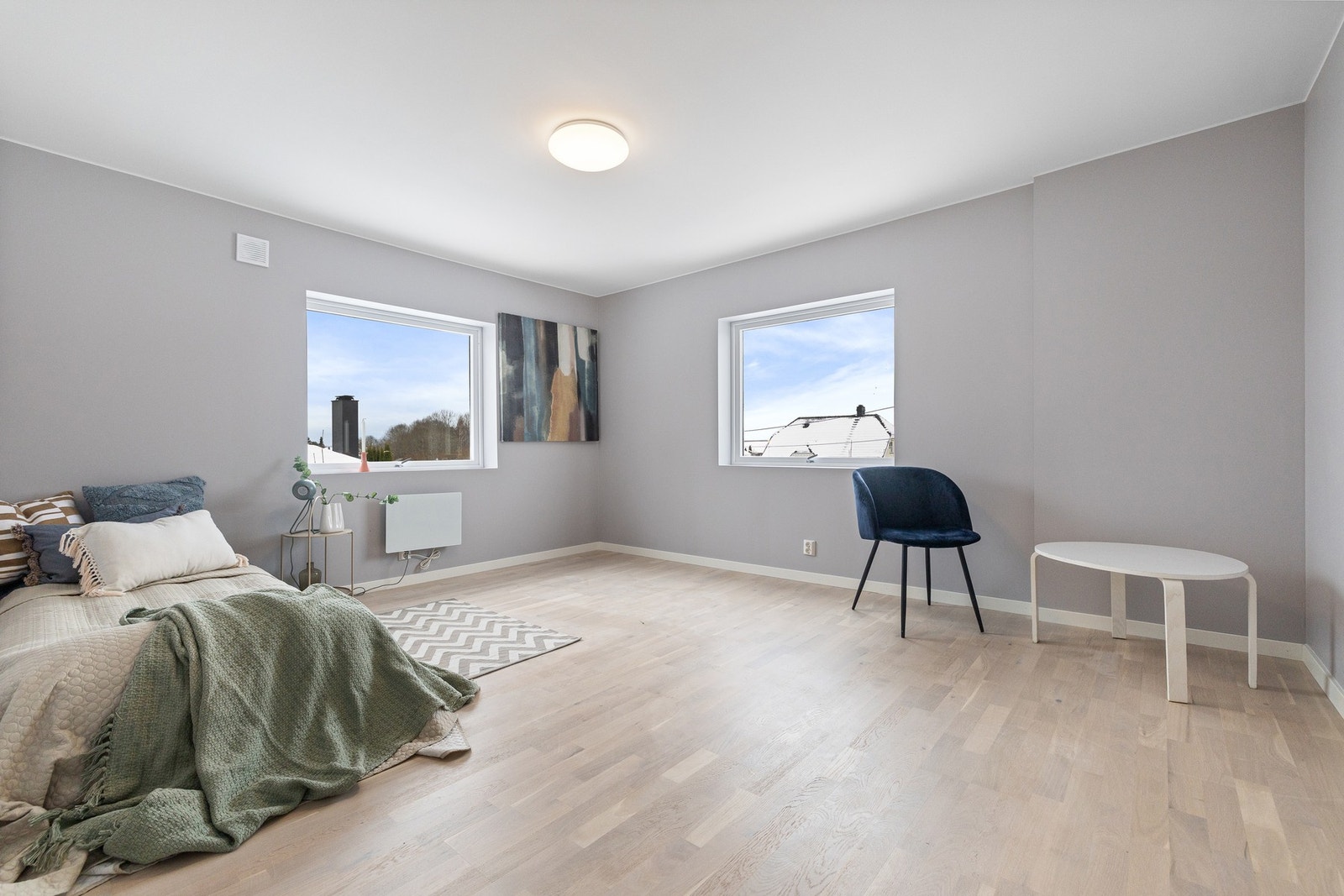 Alle soverommene er av god størrelse. Dette er ca. 16 kvm. Galleribilde