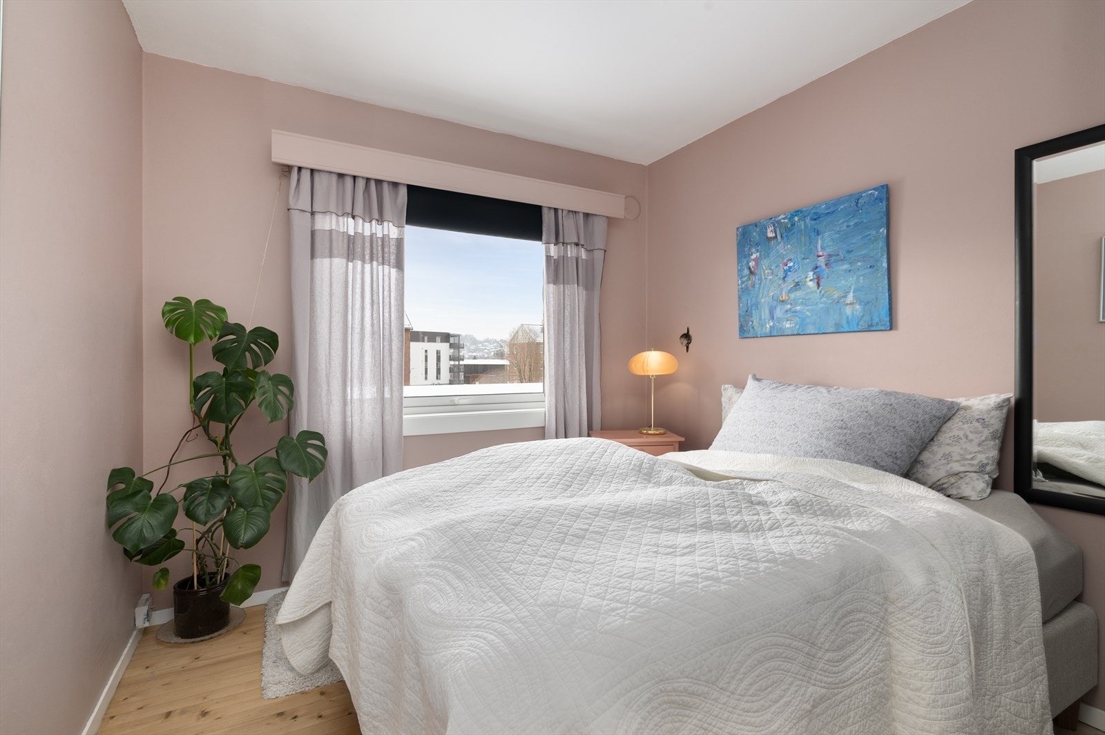 I boligen er det et soverom med garderobeskap. Galleribilde