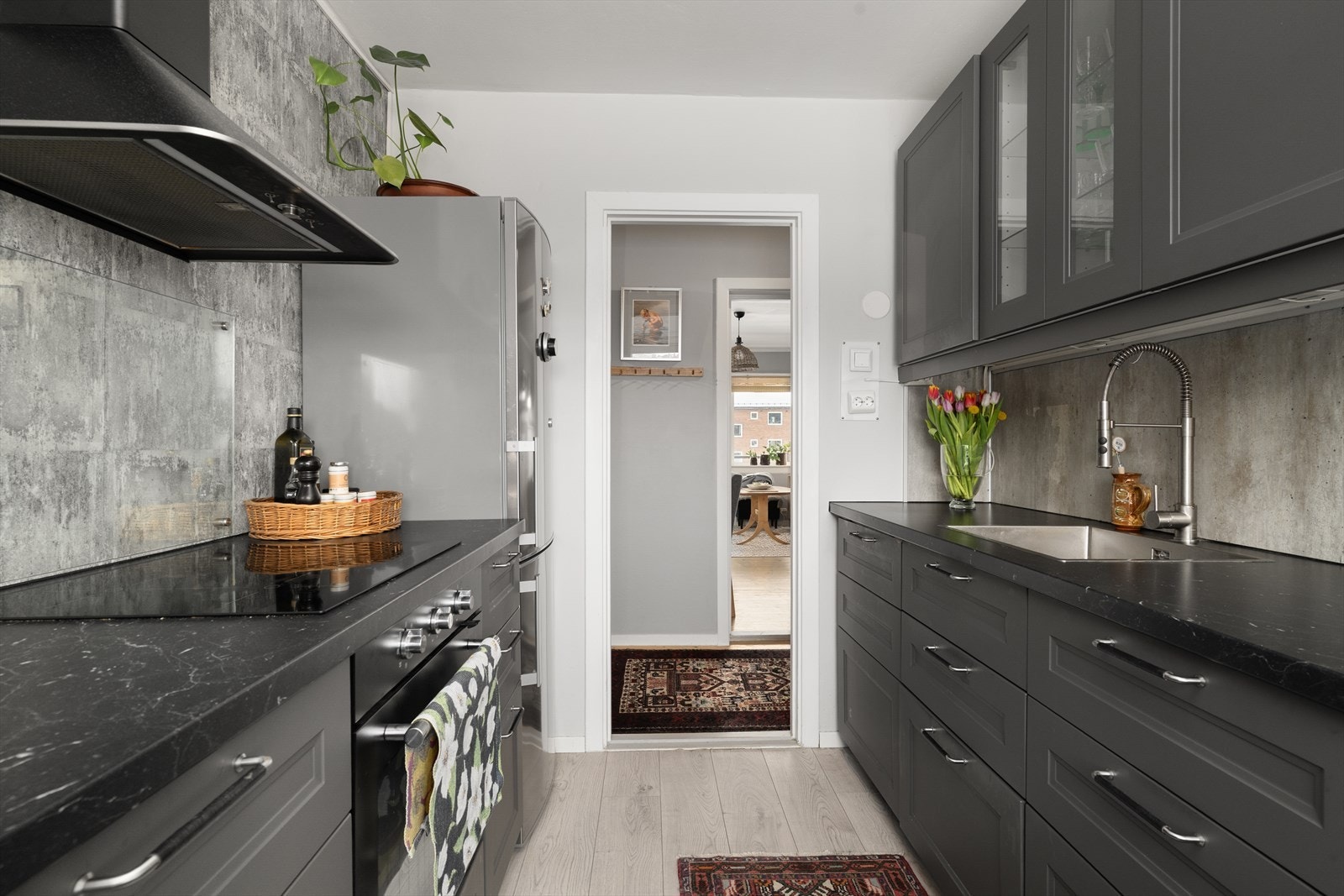 Innredningen har ventilator med kullfilter og integrerte hvitevarer som oppvaskmaskin, stekeovn og platetopp. Galleribilde