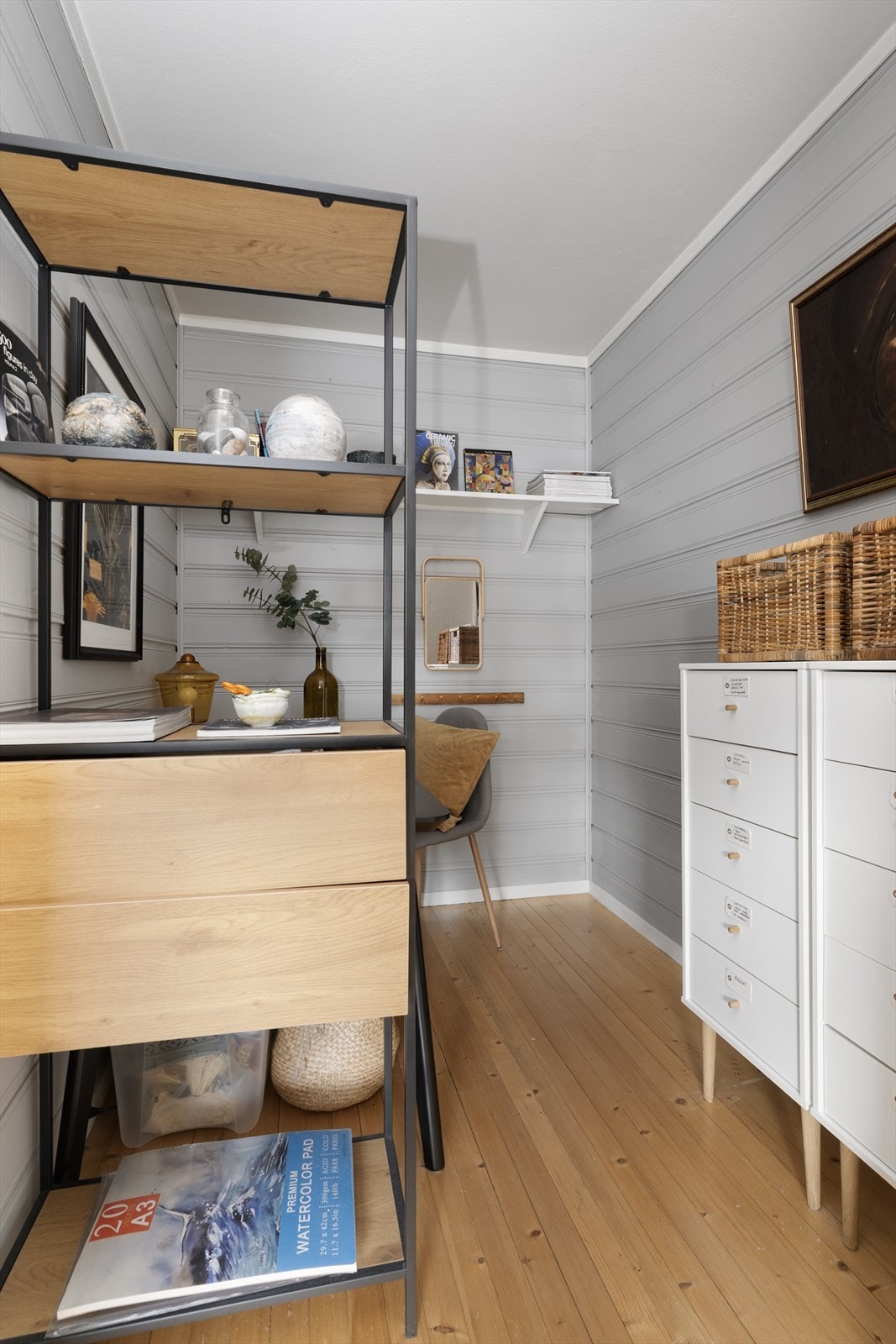 En del av det opprinnelige soverommet er delt av til et mindre rom med åpen løsning mot stuen. Denne delen av rommet kan for eksempel benyttes til kontor. Galleribilde