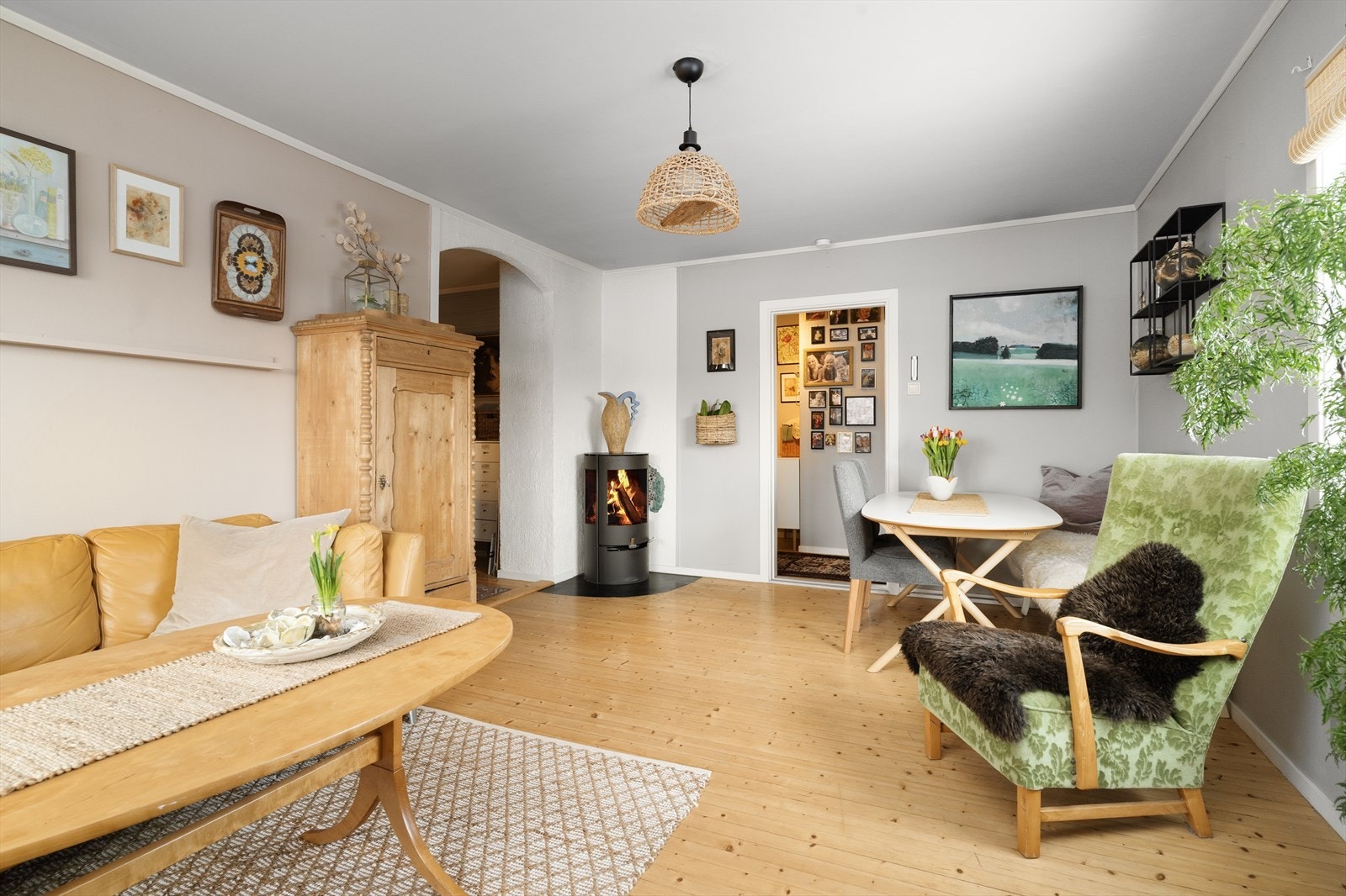 Flott stue med plass til både sofagruppe og spisestue. Her er det også ildsted fra 2023. Godt lysinnslipp med vindu også på endeveggen. Galleribilde