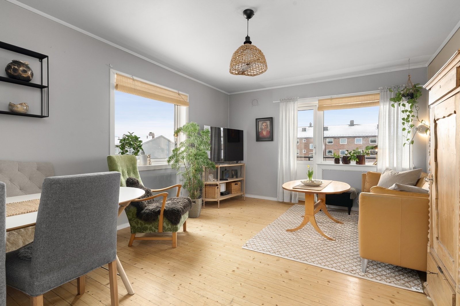 Boligen fremstår som en lys og hyggelig leilighet på enden av bygget med pene overflater og god planløsning. Store deler av boligen har tregulv og laminat på gulv, samt tapet og malt panel på vegger. Vinduer og verandadør fra 2016. Galleribilde