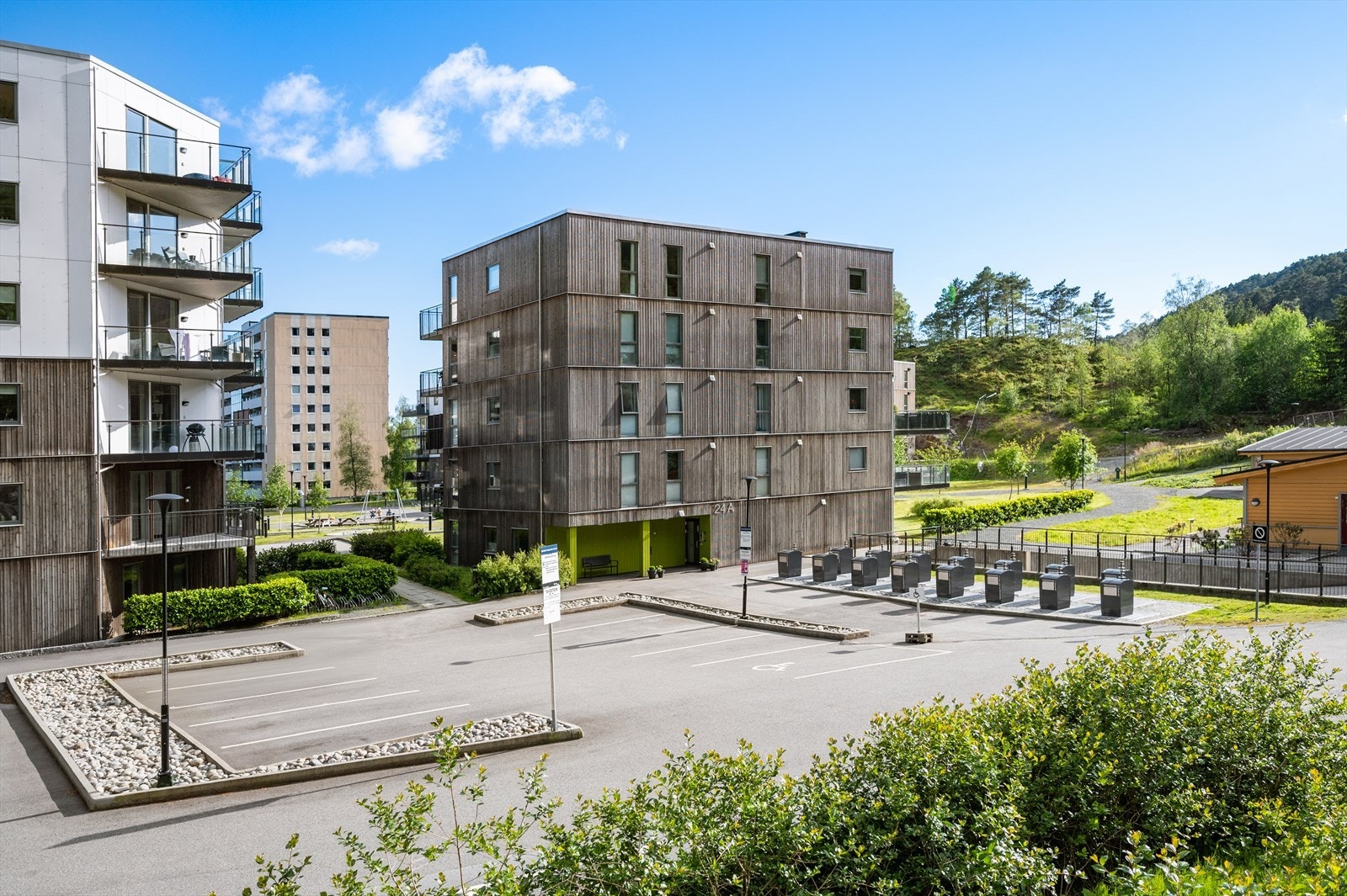 Beliggenheten kombinerer det beste av to verdener: et rolig og barnevennlig nabolag med skjermede og solrike uteplasser, samtidig som det er kort vei til alt man måtte trenge i hverdagen. Galleribilde