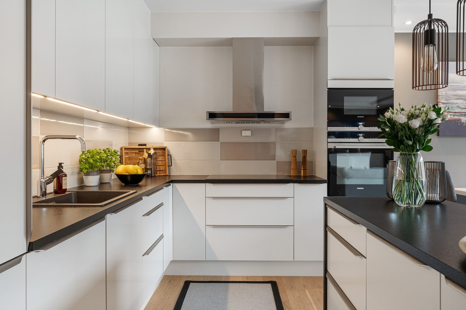 Ellers er kjøkkenet velutrustet med integrert oppvaskmaskin, stekeovn, mikrobølgeovn og platetopp fra Siemens. Galleribilde