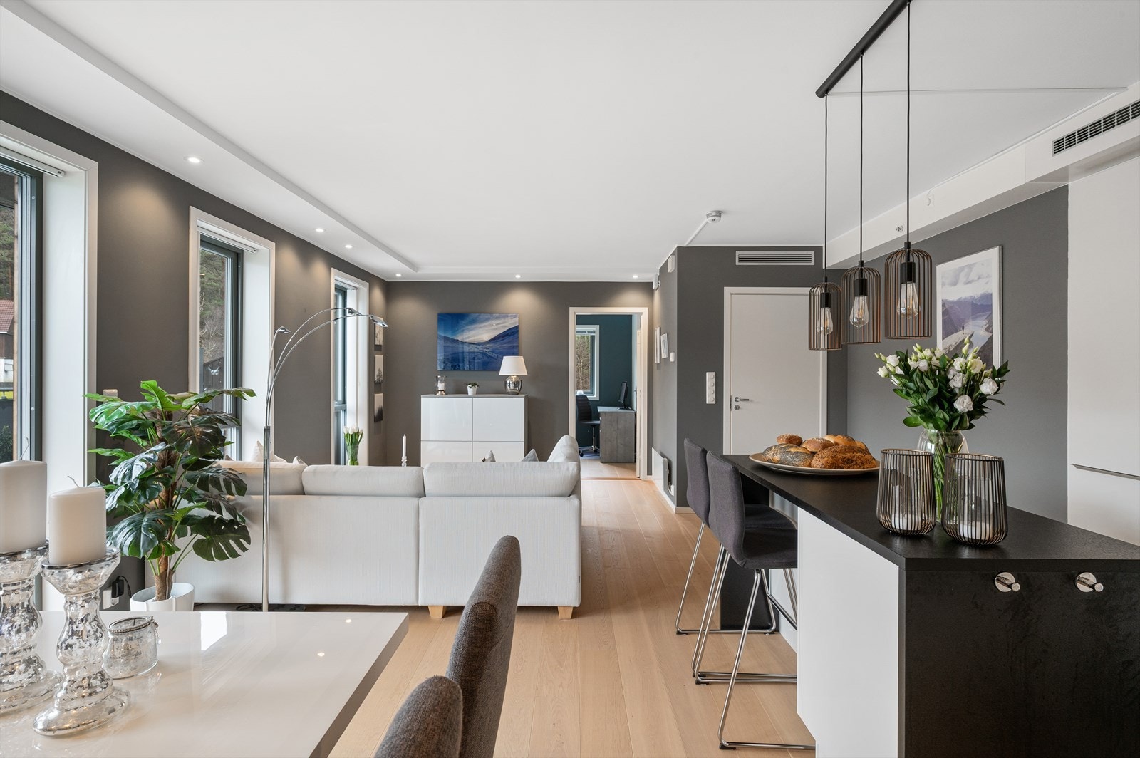 Rommets utforming gjør det enkelt å dele inn oppholdsrommet i ulike soner. Galleribilde