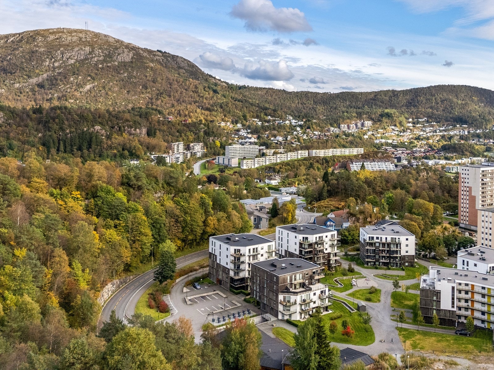 Leiligheten har en svært sentral, men likevel tilbaketrukket beliggenhet i et nyere boligfelt i Fyllingsdalen. Området er stille og fredelig, men samtidig med korte avstander til alt man skulle trenge i hverdagen. Galleribilde