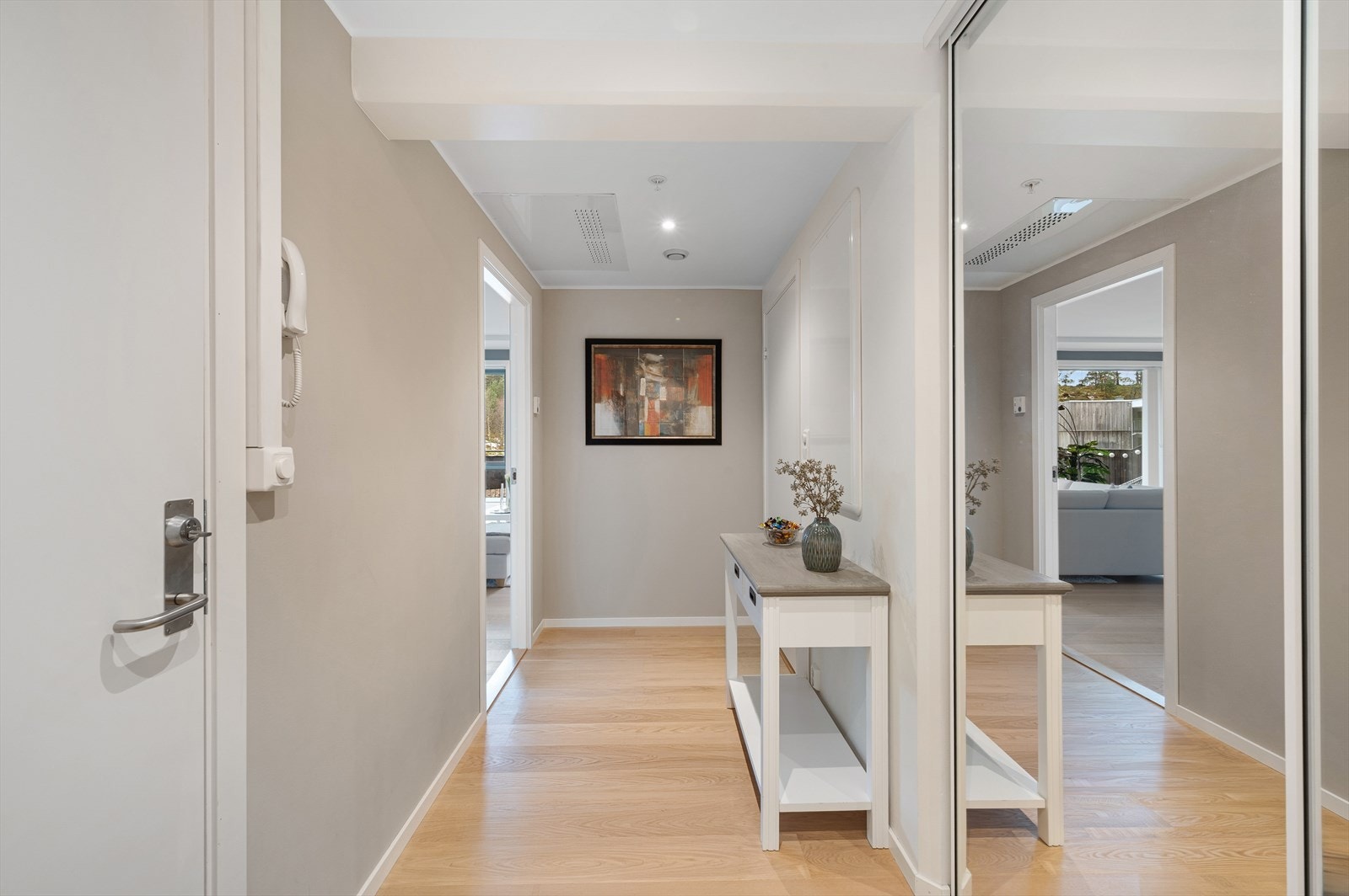 Det første som møter deg er en lys og innbydende entré på 7 m². Her er det godt med plass til å henge fra seg yttertøy og sette fra seg sko. Galleribilde