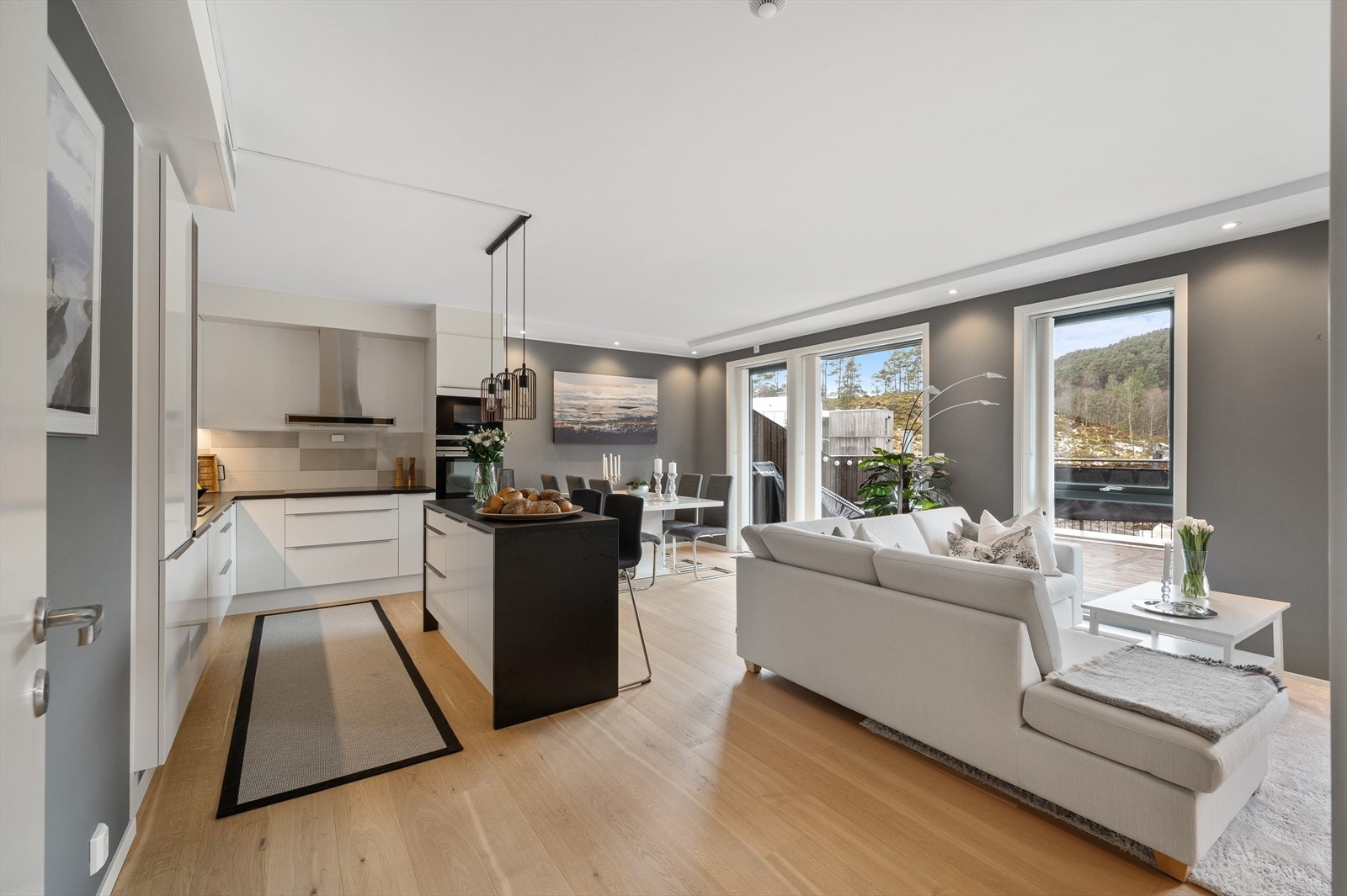 Eiendomsmegler Norge v/ Thomas Wahl har gleden av å presentere Vestlundveien 24A, en strøken 3-roms selveierleilighet med fast garasjeplass, stor terrasse og gode solforhold! Galleribilde