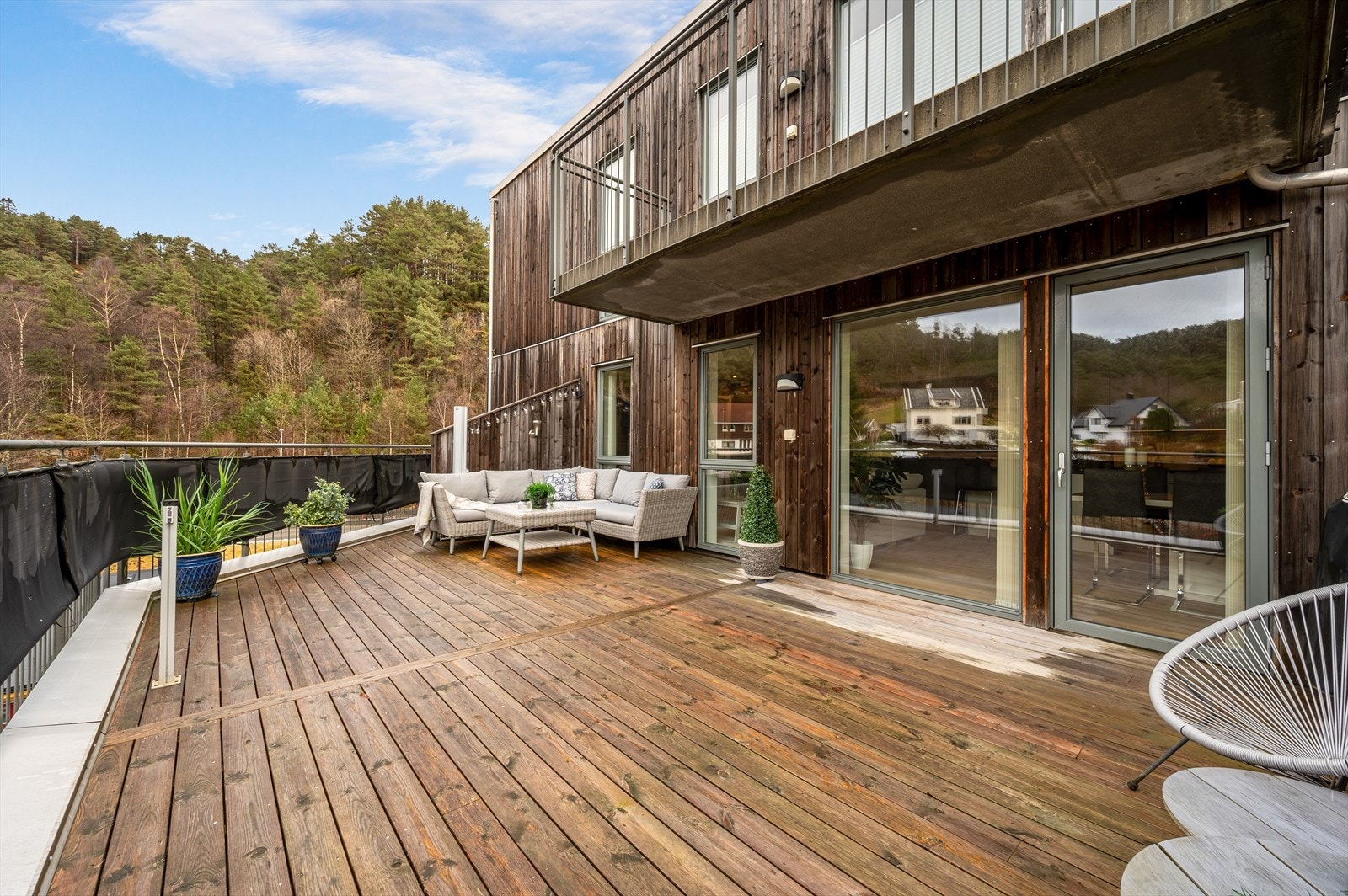 Terrassen er av meget god størrelse og det er rikelig med plass til ønsket utemøblement. Galleribilde