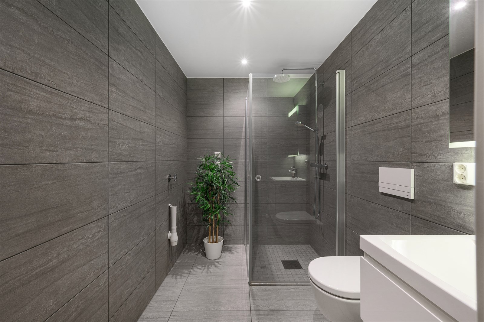 Leiligheten byr på et lekkert baderom, originalt fra byggeår (2018). Galleribilde