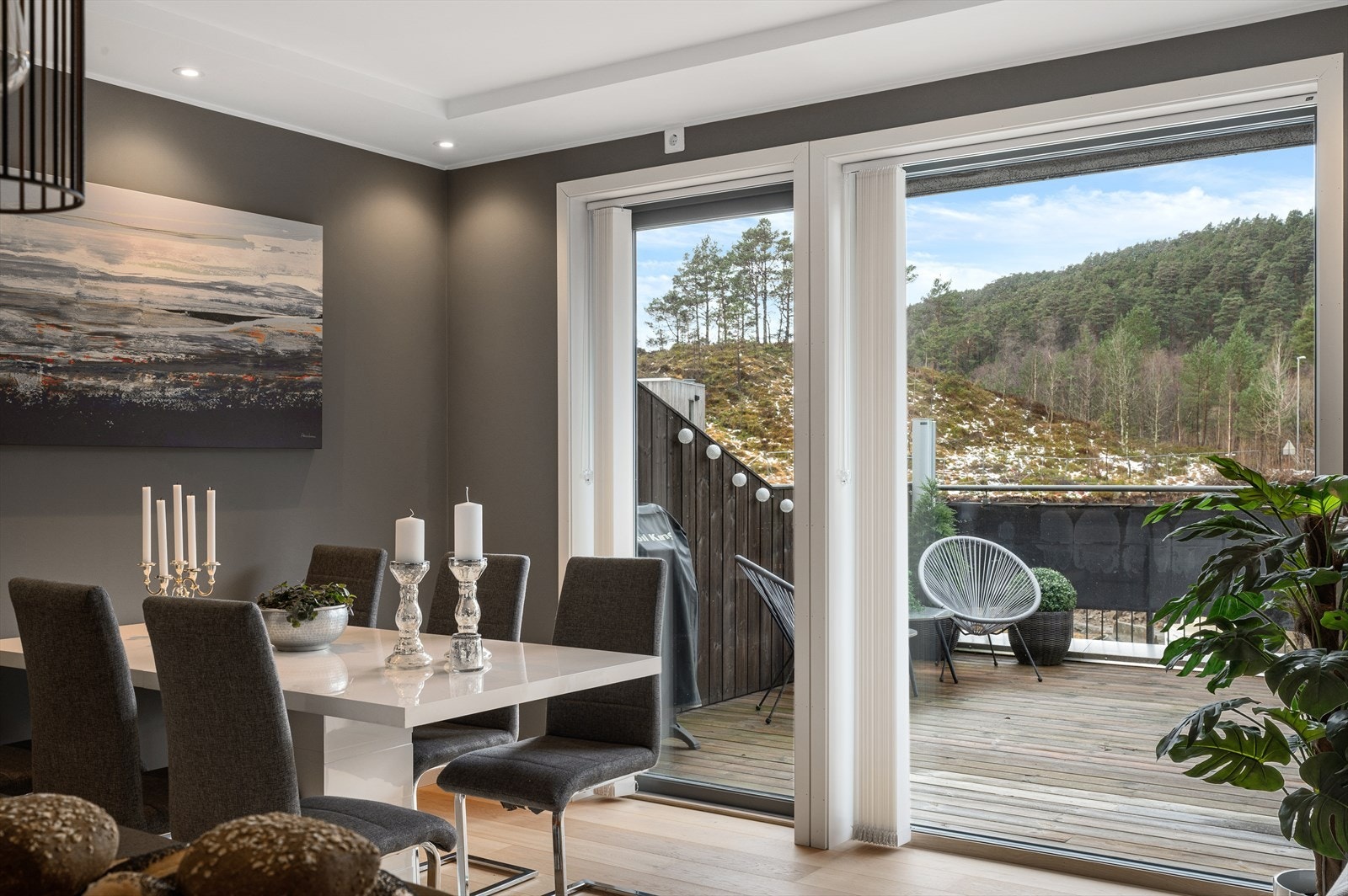 Det er balansert ventilasjon i leiligheten, i tillegg til en viftekonvektor i himling i gang/stue som gir varmluft i leiligheten Galleribilde